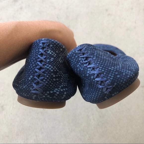 Lucky Brand Blue Snakeskin Pattern Flats Size 7.5 - Picture 6 of 8